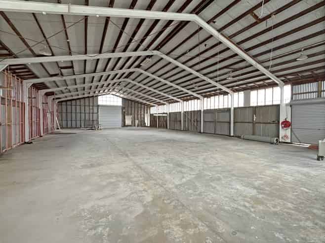 Large Onekawa warehouse in secure business park