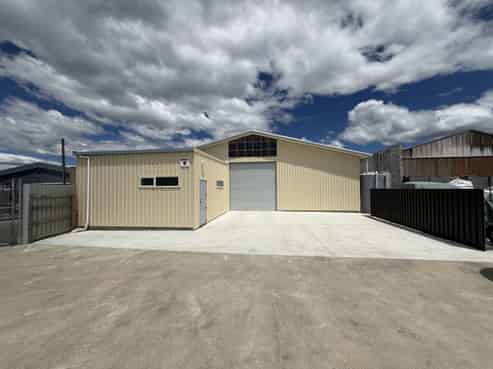 Large Onekawa warehouse in secure business park