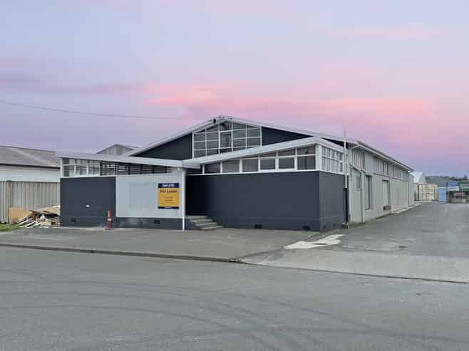 Large Onekawa warehouse in secure business park