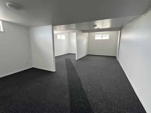 Large Onekawa warehouse in secure business park