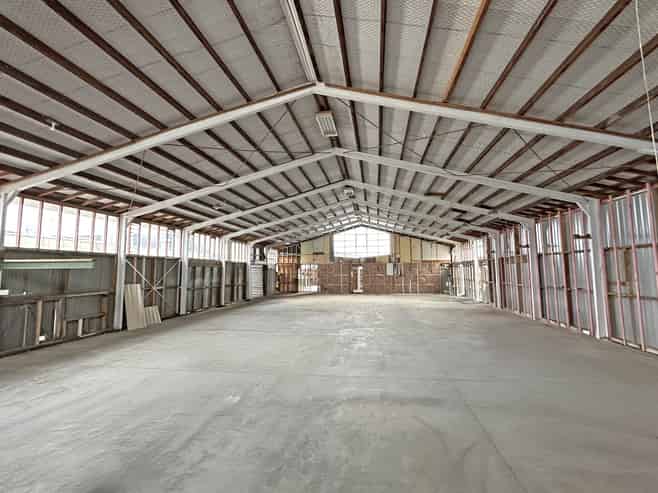 Large Onekawa warehouse in secure business park