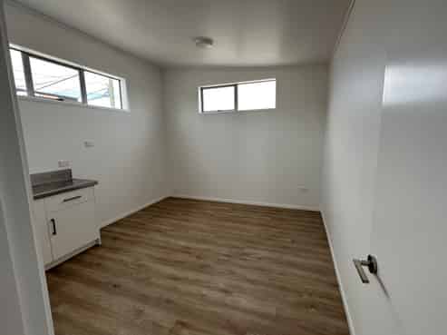 Large Onekawa warehouse in secure business park