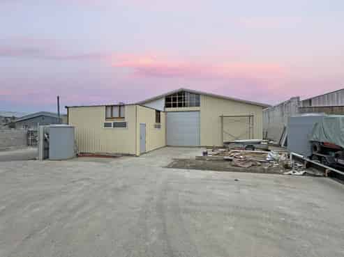 Large Onekawa warehouse in secure business park