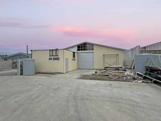 Large Onekawa warehouse in secure business park