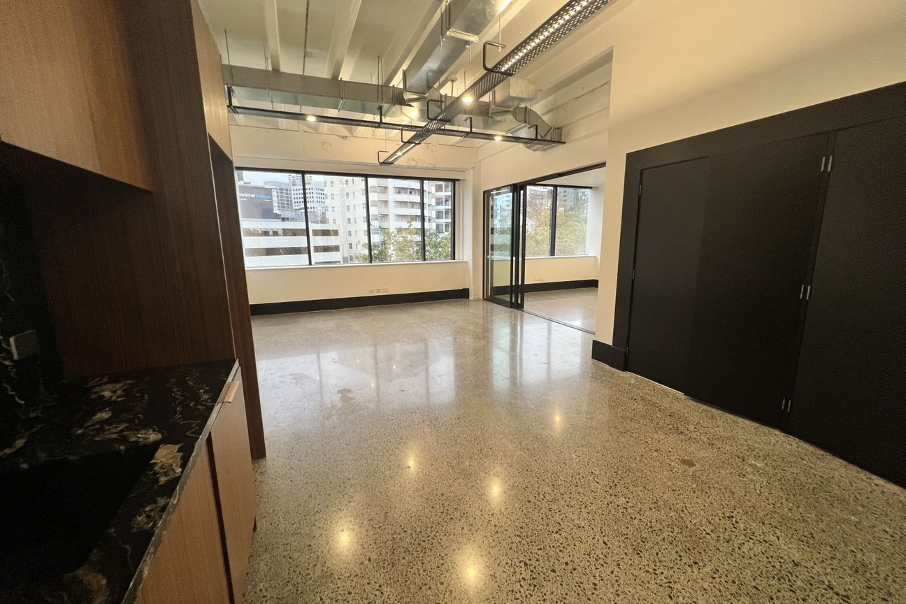 Efficient Workspace with City Outlook - Més