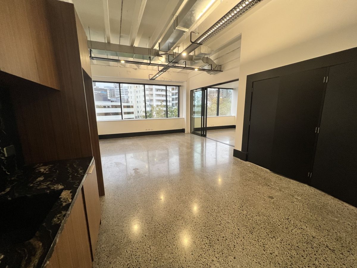 Efficient Workspace with City Outlook - Mehr