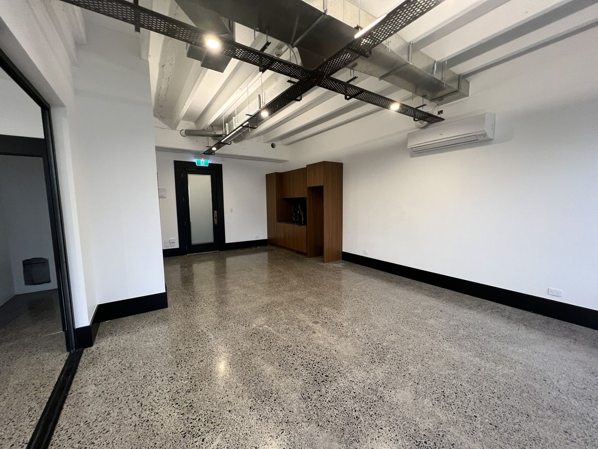 Efficient Workspace with City Outlook - Ansicht 6
