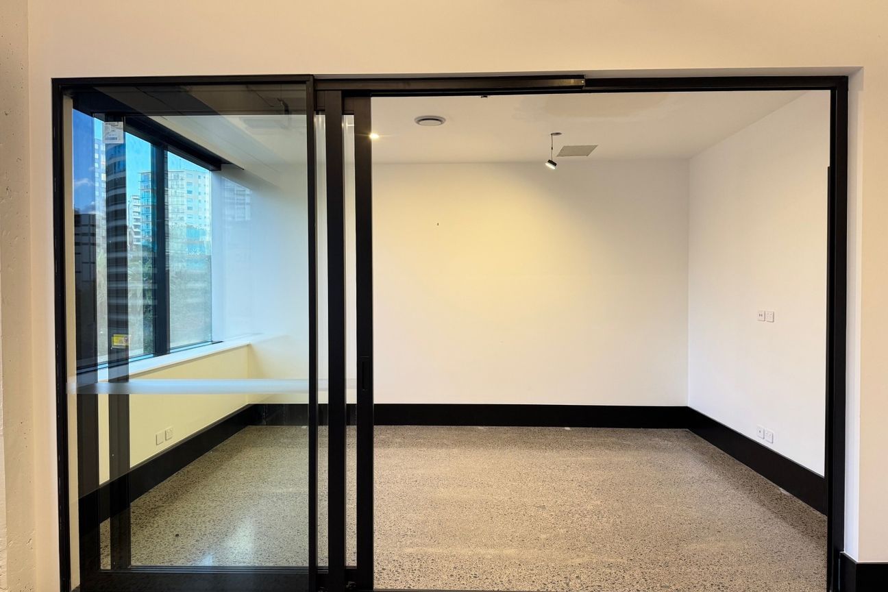 Efficient Workspace with City Outlook - Vista 5