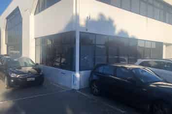 Refurbished small grd floor office  and park