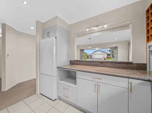 32 Cody Crescent, Lansdowne
