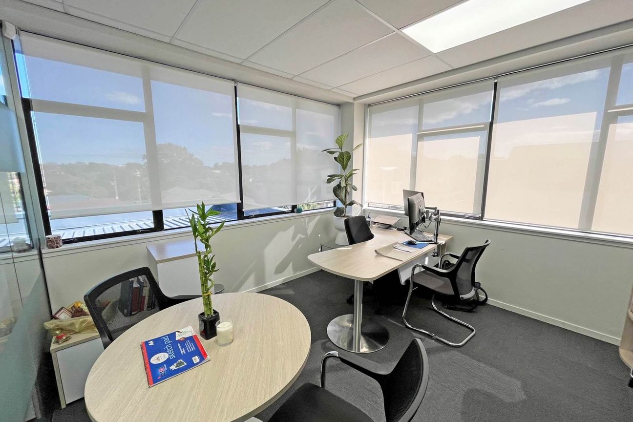 MODERN FITTED-OUT OFFICE - Mehr