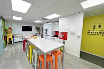 MODERN FITTED-OUT OFFICE
