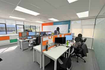 MODERN FITTED-OUT OFFICE
