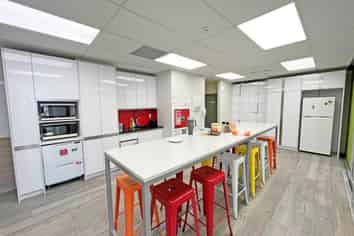 MODERN FITTED-OUT OFFICE
