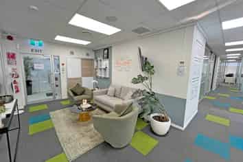 MODERN FITTED-OUT OFFICE
