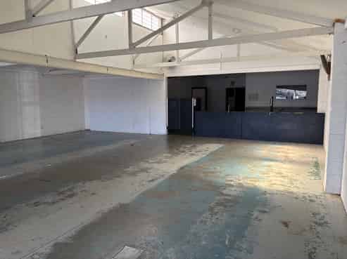 City fringe showroom and warehouse