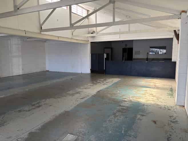 City fringe showroom and warehouse