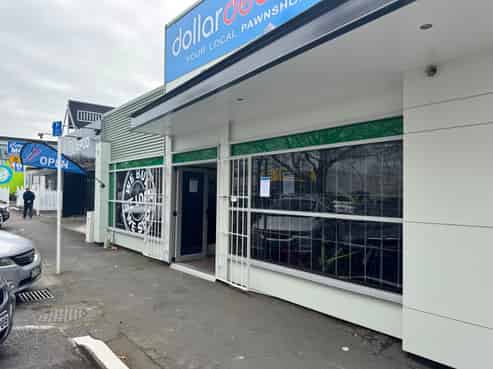 City fringe showroom and warehouse