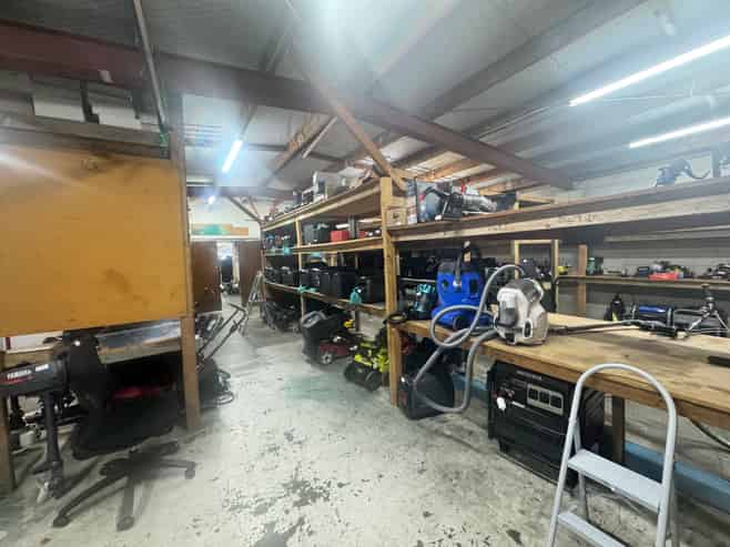City fringe showroom and warehouse