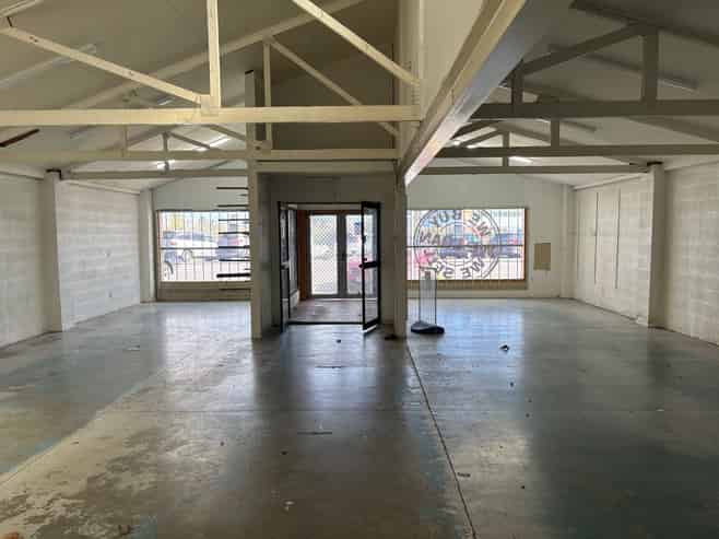 City fringe showroom and warehouse