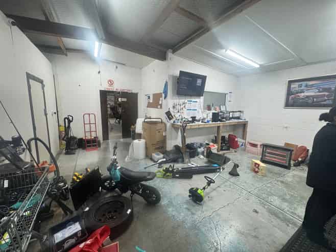 City fringe showroom and warehouse