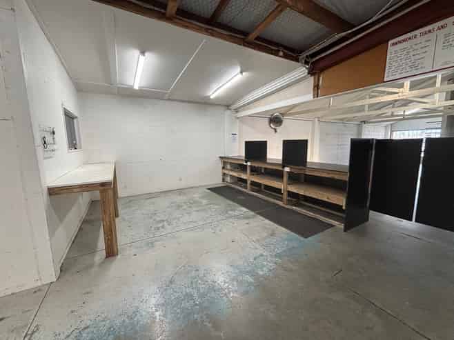 City fringe showroom and warehouse