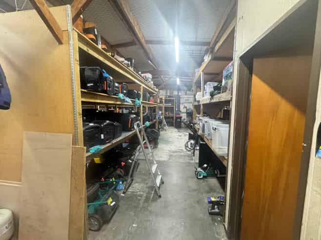 City fringe showroom and warehouse