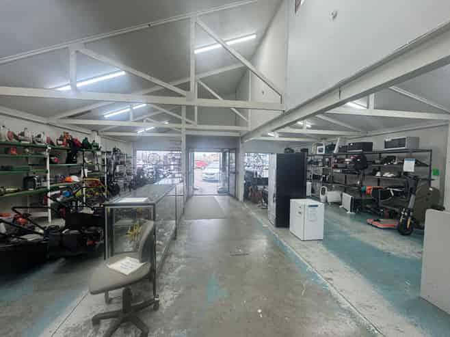 City fringe showroom and warehouse