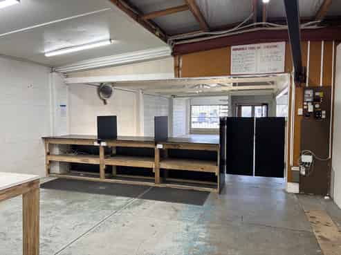 City fringe showroom and warehouse