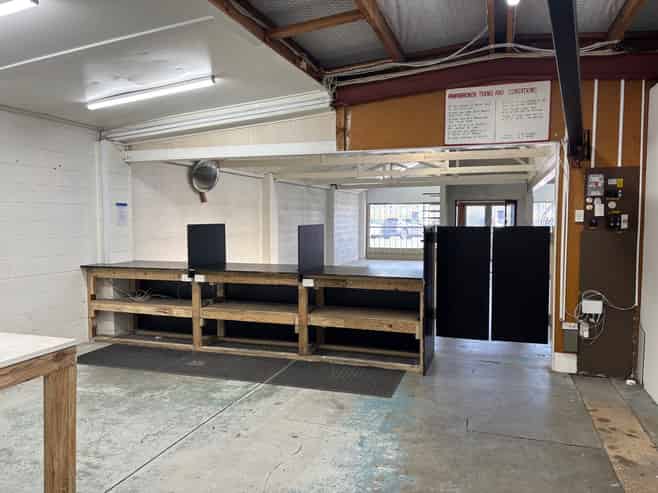 City fringe showroom and warehouse