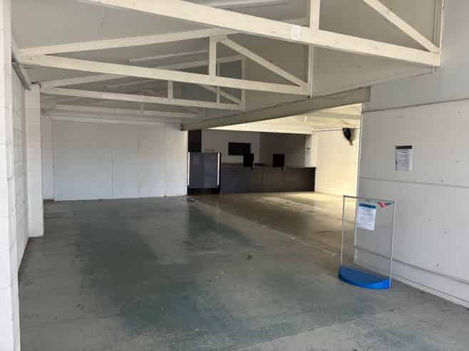 City fringe showroom and warehouse