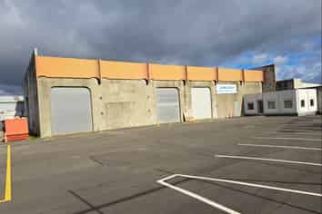 Clear-Span Warehouse with Exceptional Yard