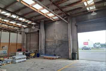 Clear-Span Warehouse with Exceptional Yard