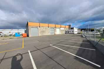 Clear-Span Warehouse with Exceptional Yard