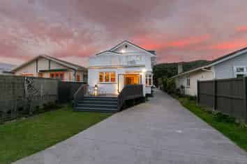 255 The Parade, Island Bay