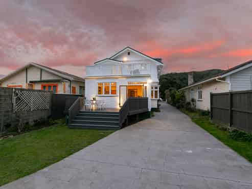 255 The Parade, Island Bay
