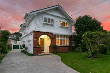 255 The Parade, Island Bay