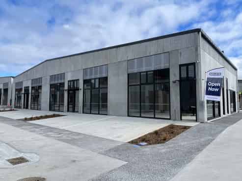 Versatile retail/office space