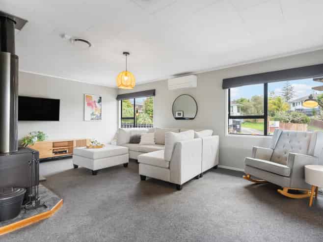 12 Landsdale Place, Massey