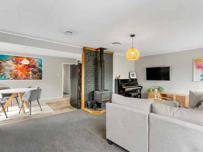 12 Landsdale Place, Massey