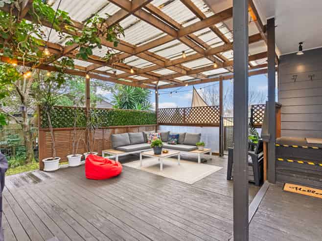 12 Landsdale Place, Massey