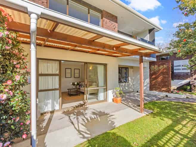 2/21 Burch Street, Mount Albert