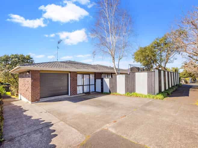 2/21 Burch Street, Mount Albert