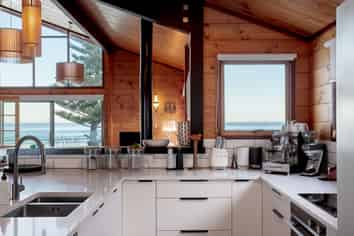 6 Makorori Beach Road, MAKORORI