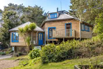 31 Crescent Road East, Ostend