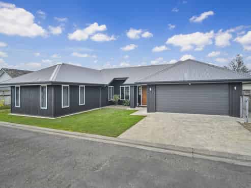 1031 Reka Street, Akina