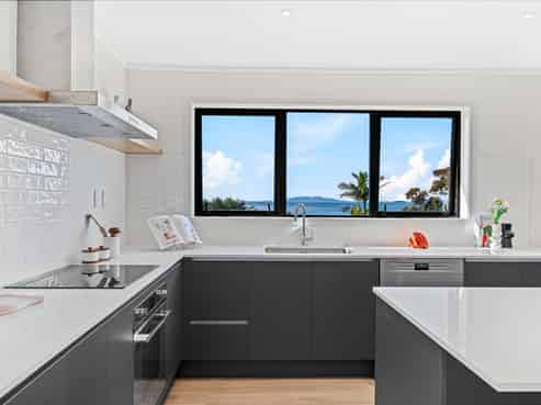 2/14 Clifton Road, Waiake