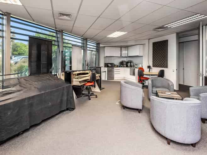 Stylish ground floor office for sale or lease
