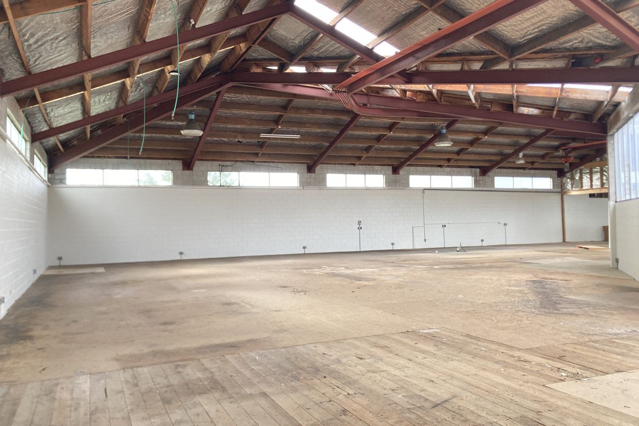 Fully Equipped Workshop with Crane & Lift – pohled 4