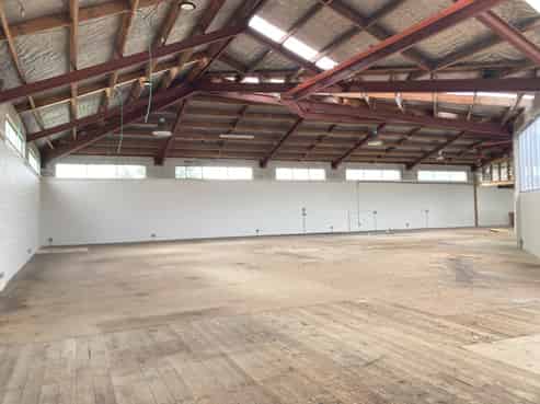 Fully Equipped Workshop with Crane & Lift